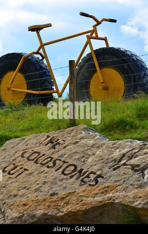 Der Coldstones Schnitt und Bike über Nidderdale, einer monumentalen Skulptur aus Kalkstein in der Nähe von Pateley Bridge, North Yorkshire, UK Stockfoto