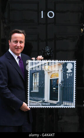 Premierminister David Cameron half Royal Mail heute, seinen neuesten Satz von Sondermarken, UK A-Z Teil eins, zu lancieren, da seine ikonische Eingangstür, Nummer 10 Downing Street, auf einer 1. Klasse Marke zu sehen ist. Stockfoto