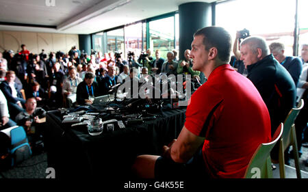 Wales' Sam Warburton und Trainer Warren Gatland (rechts) sprechen mit den Medien während der Pressekonferenz im Sky City Hotel, Auckland, Neuseeland. Stockfoto