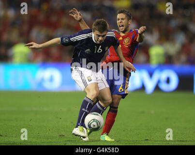 Schottlands James Forrest (links) und Spaniens Jordi Alba (rechts) in Aktion Stockfoto