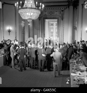 Führende Persönlichkeiten der Jamaika-Verfassungskonferenz werden bei der Eröffnungszeremonie im Lancaster House, London, von Pressefotografen überfüllt. Reginald Maudling, Kolonialsekretär, leitete die Eröffnungszeremonie. Stockfoto