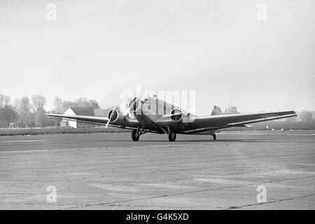 A Junkers Ju 52 Taxis entlang der Start- und Landebahn in Biggin Hill. Das Flugzeug aus dem Zweiten Weltkrieg wird an diesem Wochenende auf der Biggin Hill International Air Fair unter den über 200 Kriegsflugzeugen Platz nehmen Stockfoto