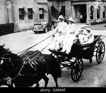 **Scan low-res from contact** die Königin und der Herzog von Edinburgh in einem offenen Wagen nach Verlassen des Government House, Hamilton, Bermuda. Stockfoto