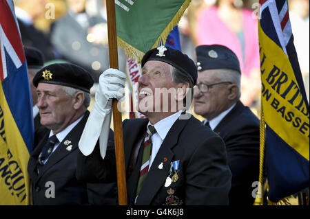 Ein Royal British Legion-Standardträger überprüft seinen Standard auf der Hauptstraße bei der Gedenkveranstaltung in Wootton Bassett, das das Royal Letters Patent erhält. Stockfoto