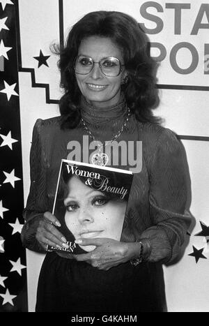 PA NEWS PHOTO 22/10/84 EIN BIBLIOTHEKSFOTO VON SOPHIA LOREN, DIE IHR BUCH "WOMEN AND BEAUTY" IM LIBERTY'S STORE IN DER REGENT STREET, LONDON, LANCIERT HAT Stockfoto