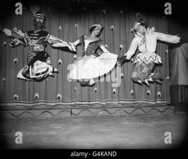 Ein anspruchsvoller Dreifachsprung von Margot Fonteyn (als Ballerina), Peter Clegg in der Rolle des Moors (links) und Alexander Grant in der Titelrolle (rechts) bei einer Probe der Präsentation von 'Petrouchka' durch das Royal Ballet im Royal Opera House, Covent Garden, London. Stockfoto