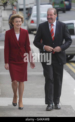 Die irische Präsidentschaftskandidatin Mary Davis und ihr Mann Julian kommen zu ihrem Wahlkampfstart in Fitzwilliam Hall, Dublin. Stockfoto