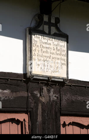 Großbritannien, England, Herefordshire, Pembridge, East Street, Thomas Trafford 1686 Armenhäuser, Anmeldung über Türen Stockfoto
