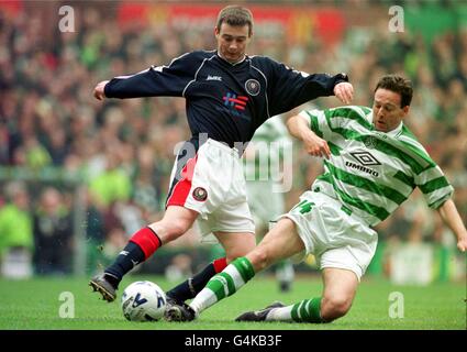 Barry Smith von Dundee (links) hält eine Herausforderung von Craig Burley von Celtic während ihres Spiels in der Scottish Premier League im Celtic Park in Glasgow aus. Stockfoto