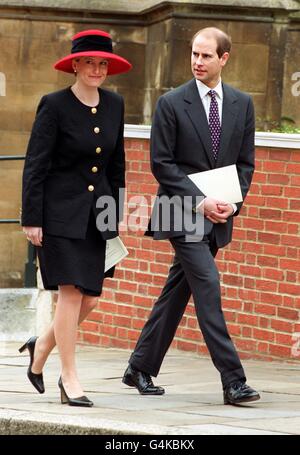 Prinz Edward und seine Verlobte Sophie Rhys-Jones verlassen nach dem Ostersonntag die St. George's Chapel in Windsor. Stockfoto