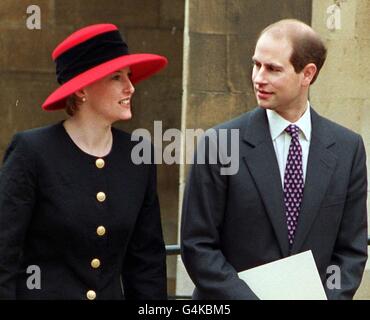 Prinz Edward und seine Verlobte Sophie Rhys-Jones verlassen nach dem Ostersonntag die St. George's Chapel in Windsor. Stockfoto