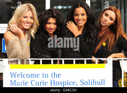 Vier Mitglieder der Samstage (von links nach rechts) Mollie , Vanessa, Rochelle und Una bei einem Besuch des neuen Standorts des Marie Curie Hospizes der West Midlands in Solihull. Frankie ist Berichten zufolge unwohl und konnte nicht teilnehmen. Stockfoto