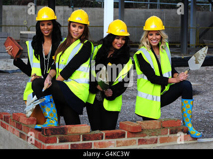 Vier Mitglieder der Samstage (von links nach rechts) legten bei einem Besuch des neuen Standorts für das Marie Curie Hospiz in Solihull, Rochelle, Una, Vanessa und Mollie, Steine. Frankie ist Berichten zufolge unwohl und konnte nicht teilnehmen. Stockfoto