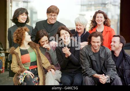 Die Pressekonferenz zum Film Women Talking Dirty in Edinburgh. (L/R zurück) Jean Doumanian (Produzent), Elton John, Isla Dewar (Schriftsteller) Polly Steel (Produzent) vorne: Helena Bonham Carter, Cory Giedroyc (Regisseur) Gina McKee, James Purefoy, David Furnish. Stockfoto