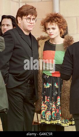 Schauspielerin Helena Bonham Carter mit Sängerin Elton John bei der Pressekonferenz zum Film Women Talking Dirty, der nach den Dreharbeiten in Edinburgh stattfand. Stockfoto