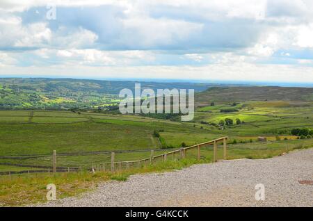 Blick von den Coldstones Schnitt über Nidderdale, einer monumentalen Skulptur aus Kalkstein in der Nähe von Pateley Bridge, North Yorkshire, UK Stockfoto