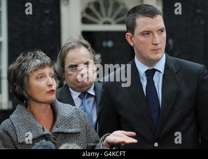 Die Familie des ermordeten Rechtsanwalts Pat Finucane, einschließlich seiner Witwe Geraldine und seines Sohnes John (rechts), stehen mit ihrem Anwalt (Name nicht angegeben) vor der Downing Street 10 in London, nachdem Premierminister David Cameron Frau Finicane mitgeteilt hatte, dass er eine von der QC geleitete Überprüfung des Falles ihres Mannes vorschlage. Stockfoto