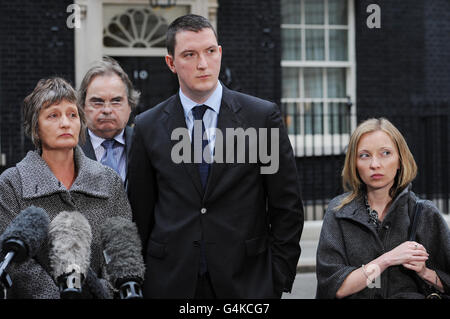 Die Familie des ermordeten Rechtsanwalts Pat Finucane, darunter seine Witwe Geraldine, Sohn John (Mitte), Tochter Katherine, steht mit ihrem Anwalt Peter Madden vor der Downing Street 10 in London, nachdem Premierminister David Cameron Frau Finicane gesagt hatte, dass er eine vom QC geleitete Überprüfung des Falles ihres Mannes vorschlage. Stockfoto