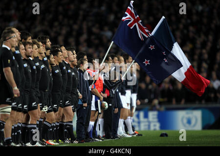 Rugby Union - Rugby-Weltmeisterschaft 2011 - Pool A - Neuseeland V Frankreich - Eden Park. Frankreich und Neuseeland stehen für die Nationalhymnen vor dem Spiel an Stockfoto