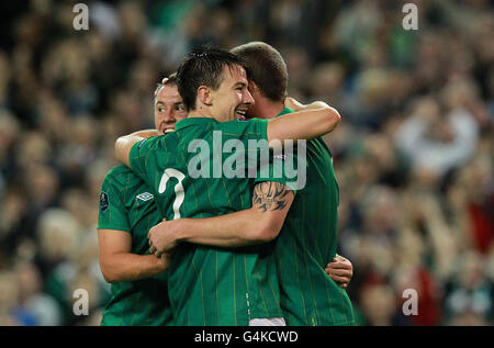 Richard Dunne (rechts), Irlands Republik, feiert das zweite Tor seiner Mannschaft während des UEFA Euro 2012 Qualifying-Spiels im Aviva Stadium, Dublin. Stockfoto