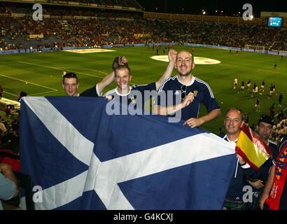 Schottland-Fans vor dem UEFA-EM-Qualifikationsspiel 2012 im Estadio Jose Rico Perez, Alicante, Spanien. Stockfoto