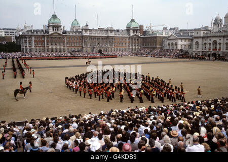 Die massierten Banden der Fußwächter-Regimenter, die an der Parade der „Trooping of the Color on Horse Guards“ in London teilnahmen. Stockfoto