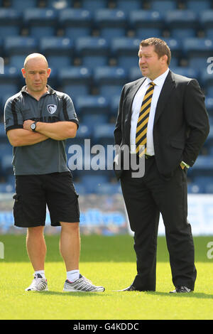 Rugby Union - Aviva Premiership - London Wasps / Leicester Tigers - Adams Park. Leicester Tigers Head Coach Richard Cockerill (links) und London Wesps' Head Coach Dai Young (rechts) vor dem Start Stockfoto