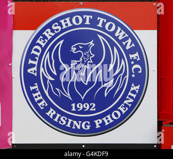 Ein Blick auf das Aldershot Town Club-Logo im EBB-Stadion, Aldershot. Stockfoto