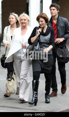 Die Familie des Senders Richard Madeley (links - rechts) Tochter Chloe Madeley, Frau Judy Finnigan, Schwester Liz Lawrence und Sohn Jack kommen an der Cambridge Corn Exchange an, bevor Richard seinen Ehrendoktortitel von der Anglia Ruskin University in Cambridge, Cambridgeshire, erhielt. Stockfoto