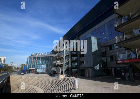 Eine Gesamtansicht der Außenansicht der Veltins Arena, Heimat von Schalke 04 Stockfoto