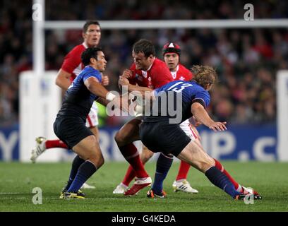 Rugby Union - Rugby-Weltmeisterschaft 2011 - Halbfinale - Wales gegen Frankreich - Eden Park. Jamie Roberts von Wales wird von Maxime Mermoz (links) und Aurelien Rougerie (rechts) angegangen. Stockfoto