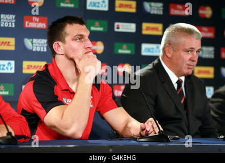 Wales' Sam Warburton (links) und Trainer Warren Gatland während der Pressekonferenz nach dem IRB-Halbfinale im Eden Park, Auckland, Neuseeland. Stockfoto