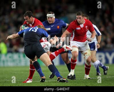 Jamie Roberts von Wales wird von Aurelien Rougerie in Angriff genommen Stockfoto