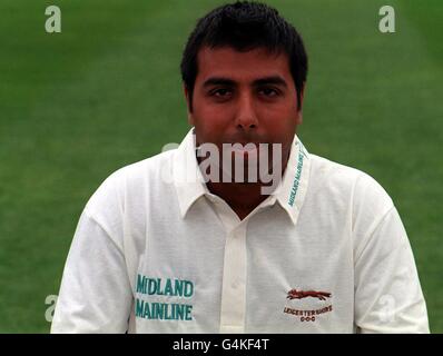 Aftab Habib, ein Mitglied des Leicestershire County Cricket Teams.27/6/99: Der Batman Habib wurde für Englands erstes Testspiel gegen Neuseeland in Edgbaston, dem ersten Test mit Nasser Hussain als Kapitän, aufgerufen. Stockfoto