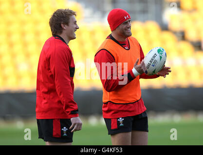 Jamie Roberts von Wales (rechts) und Jonathan Davies während des Trainings im Mount Smart Stadium, Auckland, Neuseeland. Stockfoto