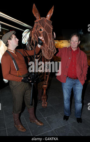 War Horse Autor Michael Morpurgo (rechts) mit Joey, der großen Bühnenpuppe aus der Kriegspferdeproduktion des National Theatre, bei einer Vorschau auf die neue Ausstellung war Horse: Fact & Fiction des National Army Museums, die die realen Geschichten untersucht, die den beliebten Kriegspferd-Roman inspiriert haben. Stockfoto