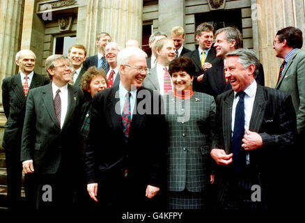 Jim Wallace, Vorsitzender der schottischen Liberaldemokraten (Mitte), teilt einen Witz mit Lord Steel (ganz rechts) bei einem Treffen seiner neuen Fraktion in Edinburgh. Stockfoto