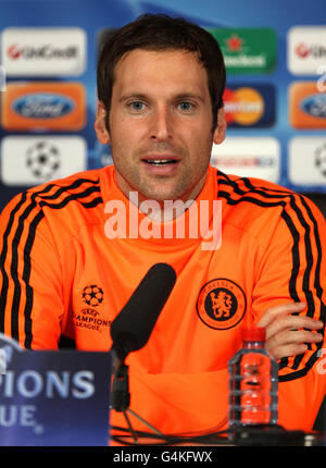 Fußball - UEFA Champions League - Gruppe E - Chelsea gegen Genk - Chelsea Training Session und Pressekonferenz - Cobham Training G... Chelsea-Torwart Petr Cech während der Pressekonferenz auf dem Cobham Training Ground, London. Stockfoto