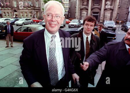 Der schottische Liberaldemokrat Jim Wallace kommt heute (Sonntag, 9. Mai 1999) bei einer Lib dem Policy Conference, dem Dome in der George Street, Edinburgh, an. Siehe PA Geschichte SCHOTTLAND Politik. PA-Fotos. Stockfoto