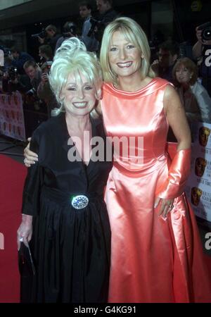 Die Schauspielerin Barbara Windsor und die Fernsehmoderatorin Gaby Roslin, die eine lachsrosa Satinkreation von Escada trugen, kamen bei den British Academy Television Awards im Grosvenor House in London an. Stockfoto