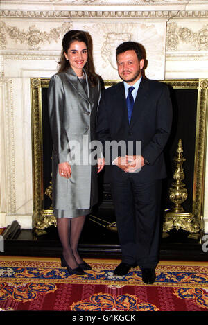 König Abdullah bin al Hussein von Jordanien und seine Frau Königin Rania, in London während eines Besuchs in Großbritannien, der erste seit der Thronfolge des Königs nach dem Tod seines Vaters im Februar 1999. Stockfoto