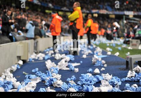 Kugeln aus aufgerolltem Papier liegen in der Nähe des Platzes danach Manchester City-Fans begannen, sie von der Tribüne zu werfen Stockfoto