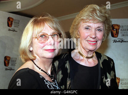 Doreen Wise (L) und Joan Morecambe, Witwen der Komiker Eric Morecambe und Ernie Wise, die bei den BAFTA Television Awards im Grosvenor House in London einen Sonderpreis erhielten. Stockfoto