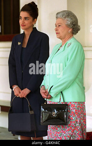 Königin Rania, Ehefrau von König Abdullah von Jordanien, und Königin Elizabeth im Buckingham Palace. König Abdullah ist zu seinem ersten Besuch in Großbritannien, seit er nach dem Tod seines Vaters, König Hussein, Anfang 1999 den Thron bestiegen hat. Stockfoto