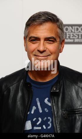 George Clooney während einer Fotowand für seinen neuen Film die Ides of March, im Londoner Kino Odeon West End, das beim London Film Festival zu sehen ist. Stockfoto