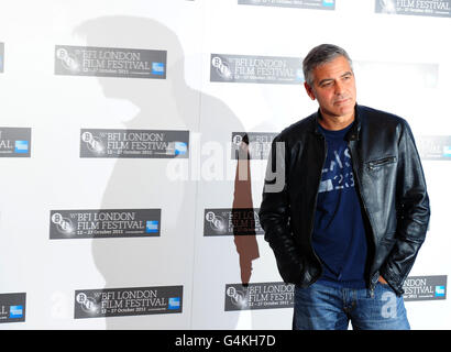 George Clooney während einer Fotowand für seinen neuen Film die Ides of March, im Londoner Kino Odeon West End, das beim London Film Festival zu sehen ist. Stockfoto