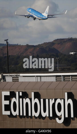 Ein KLM-Flugzeug hebt vom Flughafen Edinburgh ab, nachdem der Flughafenbetreiber BAA angekündigt hatte, den Flughafen Edinburgh zu verkaufen. Stockfoto