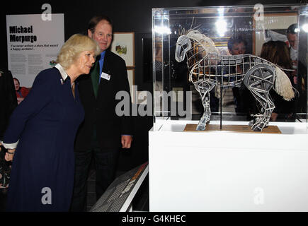 Die Herzogin von Cornwall mit dem Autor Michael Morpurgo auf ihrer Tour durch die Ausstellung war Horse: Fact and Fiction im National Army Museum, London, wo sie ein Aquarell enthüllte, das sie von Sefton produziert hat, einem Pferd, das vor fast 30 Jahren durch einen Nagellackbombenangriff der IRA schwer verletzt wurde. Stockfoto