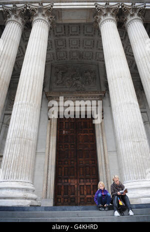 Touristen vor der St Paul's Cathedral in London, nachdem sie heute geschlossen wurde, weil die Demonstranten an der Occupy London Stock Exchange seit dem letzten Wochenende dort ihre Lager aufstellten. Stockfoto