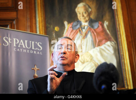 Reverend Graham Knowles, Dekan der St Paul's Cathedral, gibt bekannt, dass die Kathedrale heute wegen des Gesundheits- und Sicherheitsrisikos der Demonstranten der Occupy London Stock Exchange, die seit dem letzten Wochenende dort zelteten, geschlossen werden muss. Stockfoto